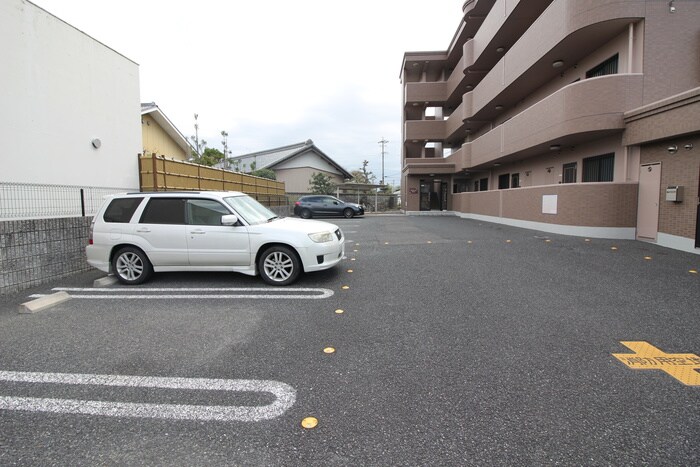 物件外観写真3　(駐車場)