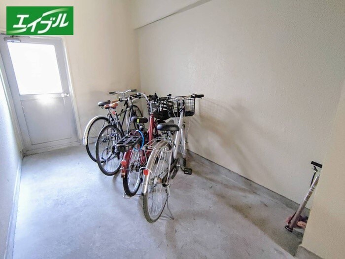 物件外観写真3　(駐輪場)