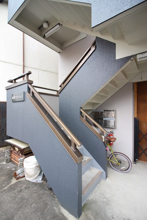 物件外観写真2　(エントランス部分)