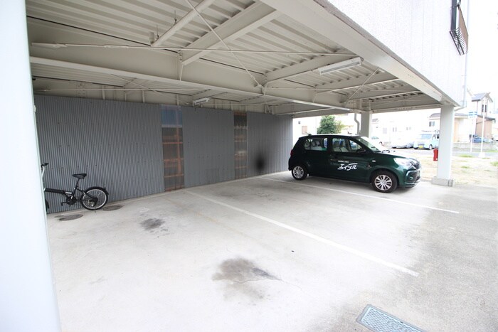 物件外観写真3　(駐車場)