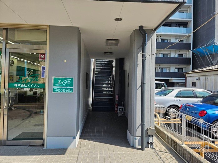 物件外観写真3　(エントランス部分)