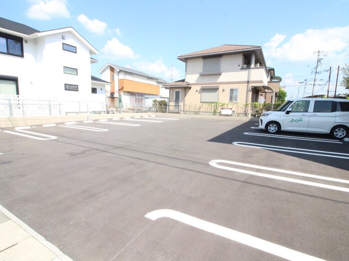 物件外観写真3　(駐車場)