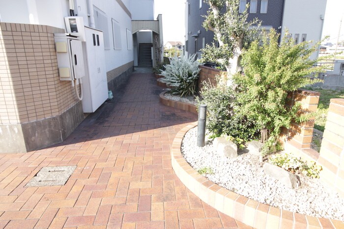 物件外観写真2　(エントランス部分)