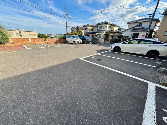 物件外観写真4　(駐車場)