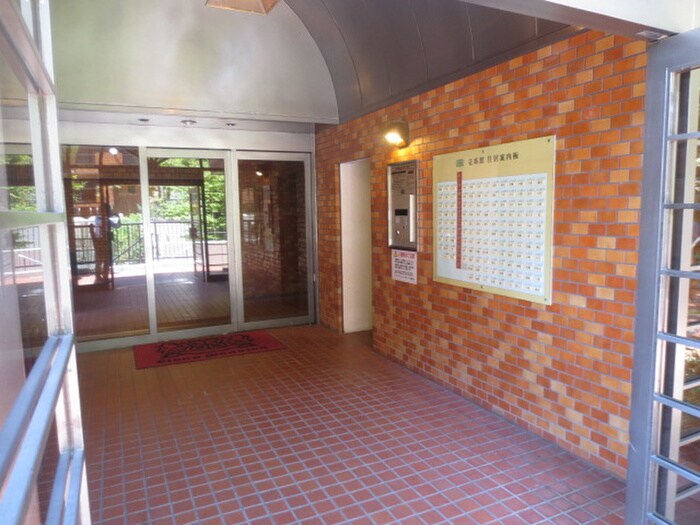 物件外観写真4　(エントランス部分)