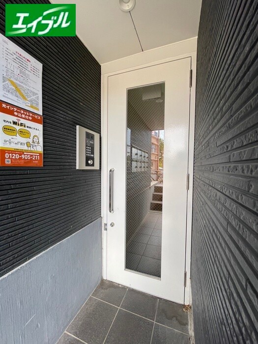 物件外観写真3　(エントランス部分)