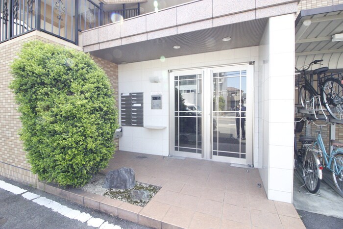 物件外観写真2　(エントランス部分)