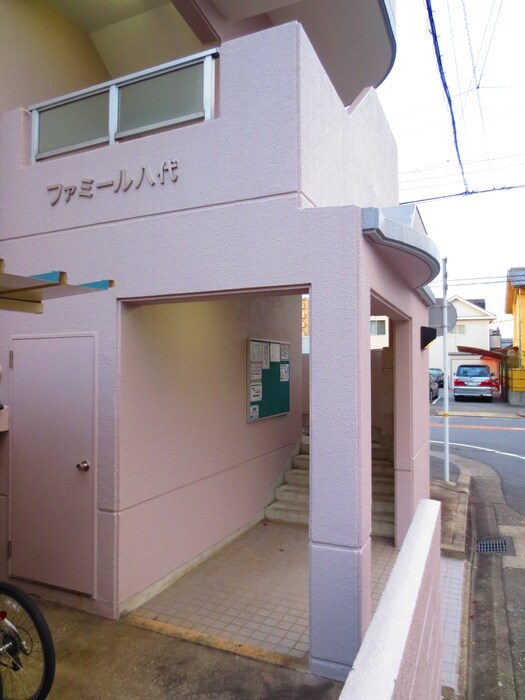 物件外観写真3　(エントランス部分)