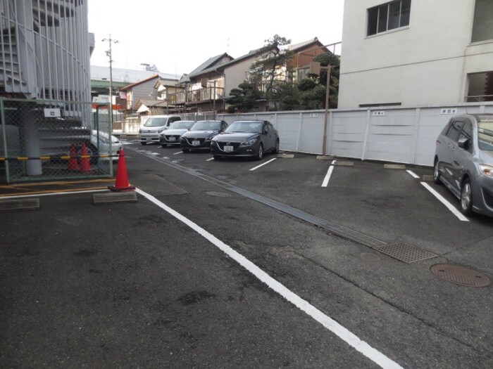 物件外観写真4　(駐車場)
