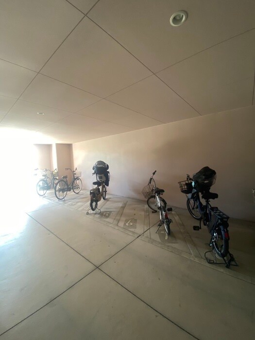 物件外観写真3　(駐輪場)