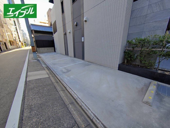 物件外観写真3　(駐車場)