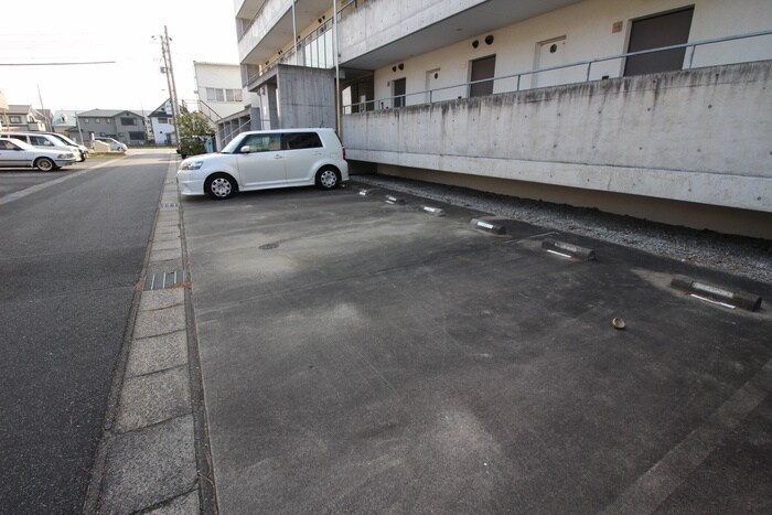 物件外観写真5　(駐車場)