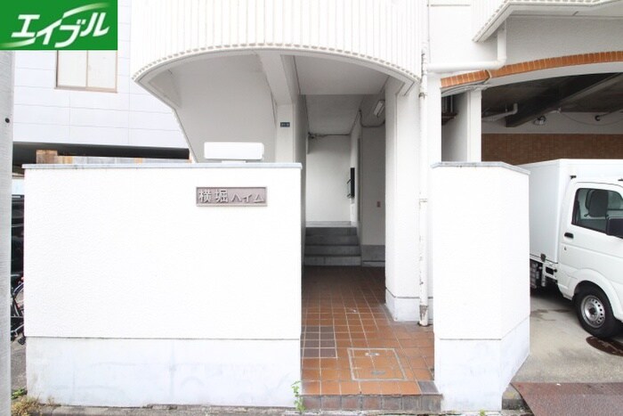 物件外観写真2　(エントランス部分)