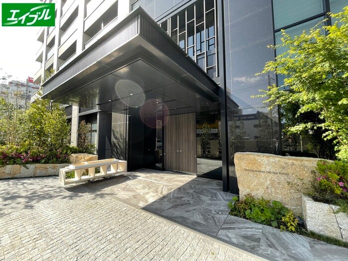 物件外観写真2　(エントランス部分)