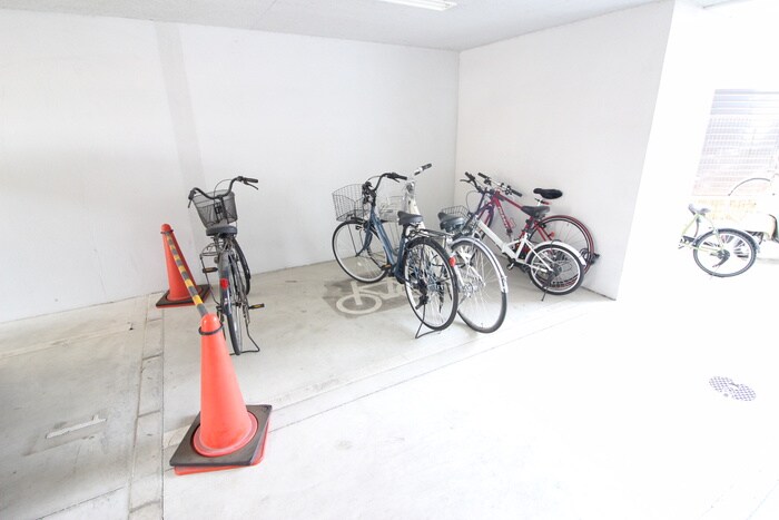 物件外観写真3　(駐輪場)