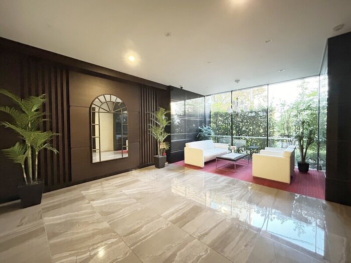 物件外観写真5　(エントランス部分)