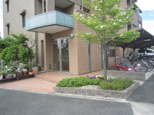 物件外観写真2　(エントランス部分)