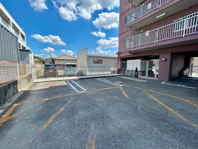 物件外観写真5　(駐車場)