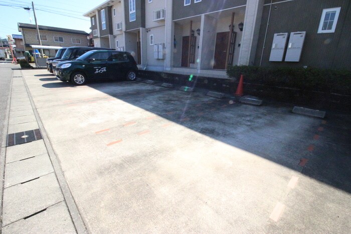 物件外観写真5　(駐車場)