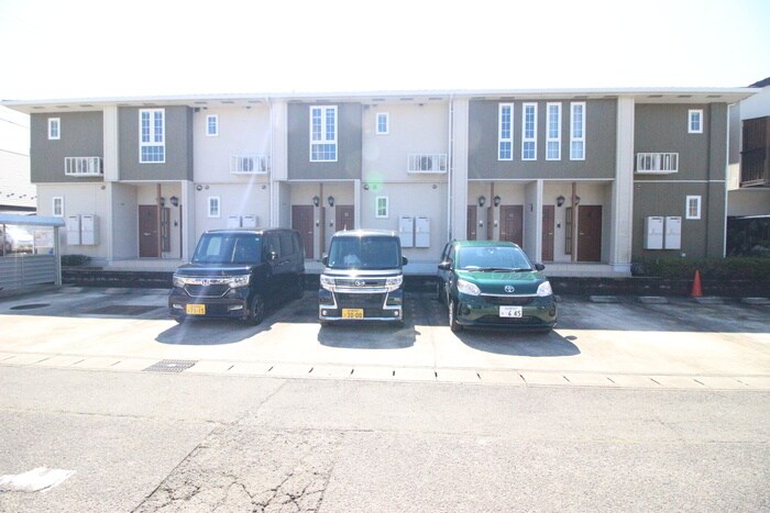 物件外観写真6　(駐車場)