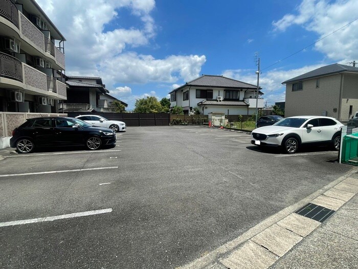 物件外観写真5　(駐車場)