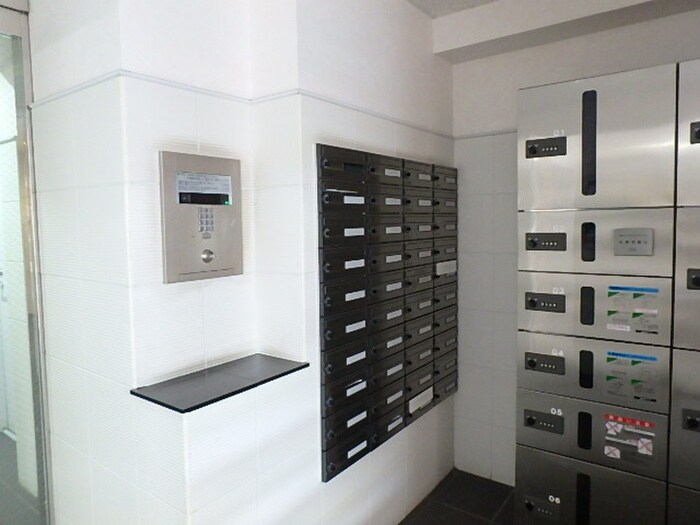 物件外観写真3　(エントランス部分)