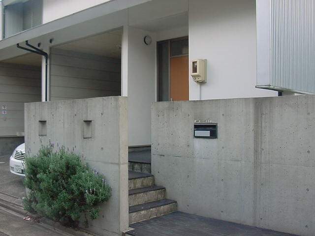 物件外観写真2　(エントランス部分)