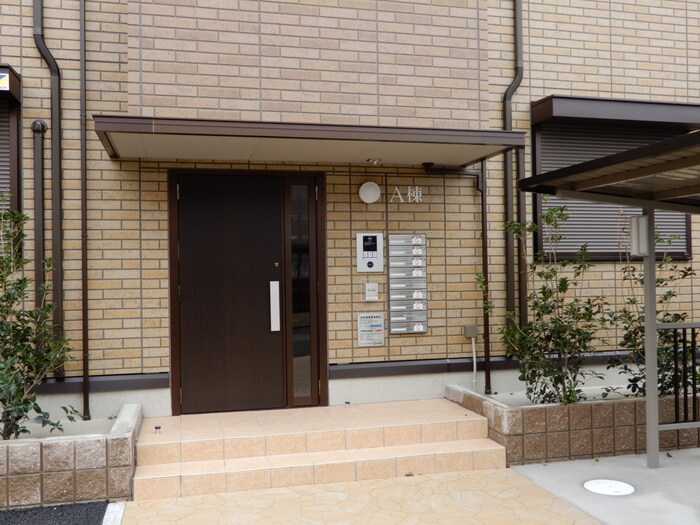 物件外観写真4　(エントランス部分)