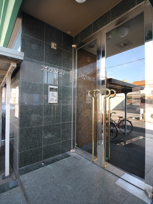 物件外観写真2　(エントランス部分)