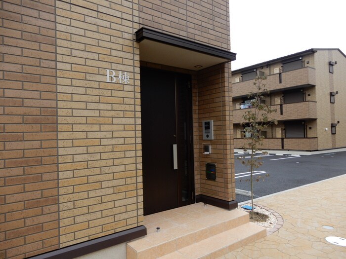 物件外観写真4　(エントランス部分)