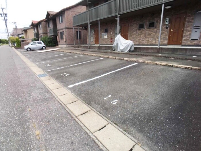 物件外観写真4　(駐車場)