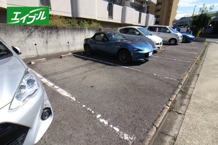 物件外観写真3　(駐車場)