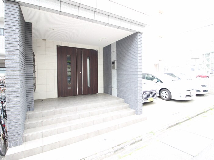 物件外観写真6　(エントランス部分)