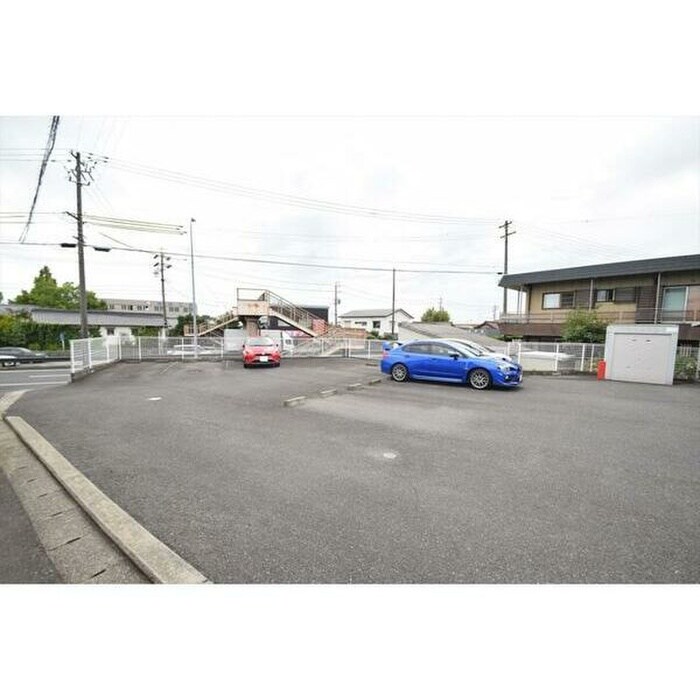 物件外観写真3　(駐車場)