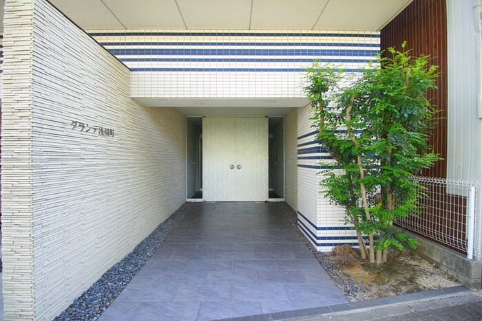 物件外観写真2　(エントランス部分)