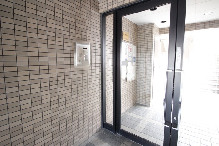 物件外観写真6　(エントランス部分)