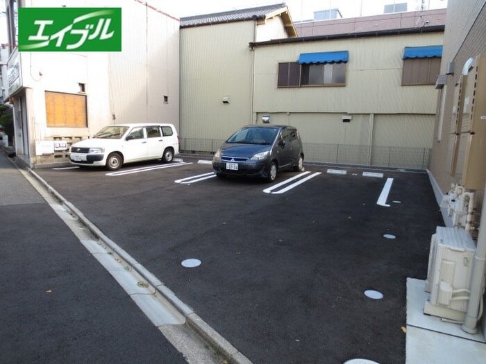物件外観写真3　(駐車場)