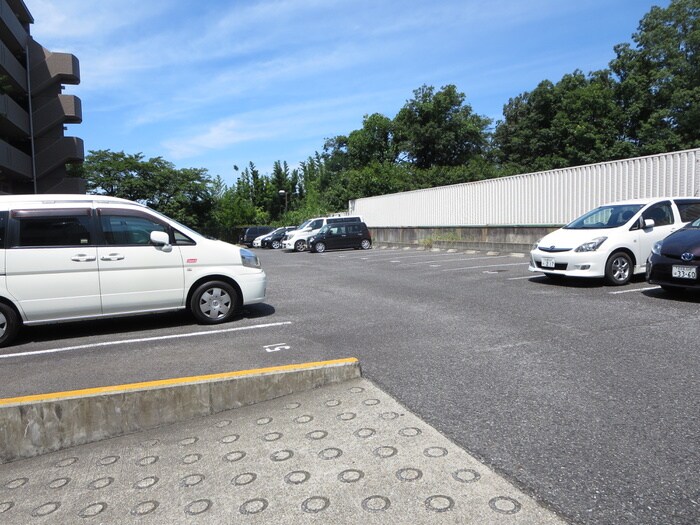 物件外観写真3　(駐車場)