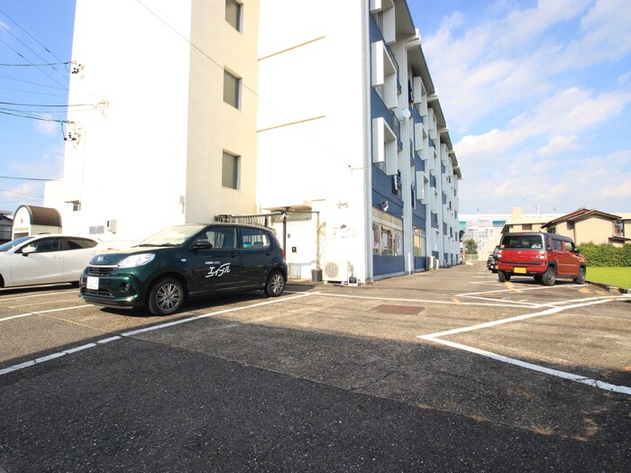 物件外観写真6　(駐車場)