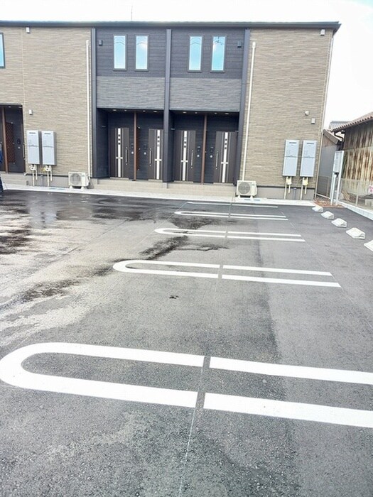 物件外観写真2　(駐車場)