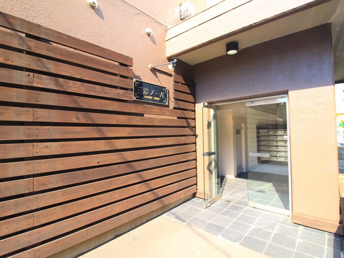 物件外観写真3　(エントランス部分)