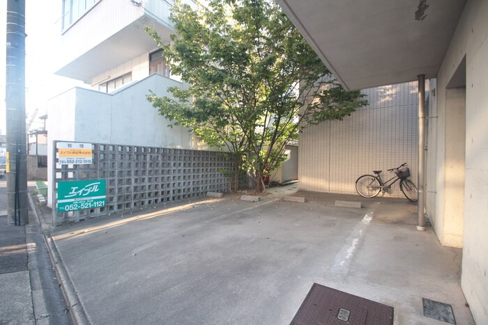 物件外観写真3　(駐車場)