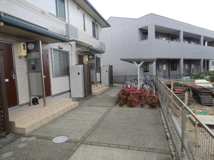 物件外観写真3　(エントランス部分)