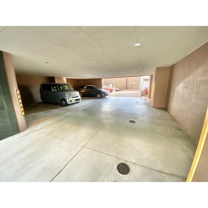 物件外観写真6　(駐車場)