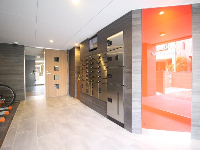 物件外観写真4　(エントランス部分)