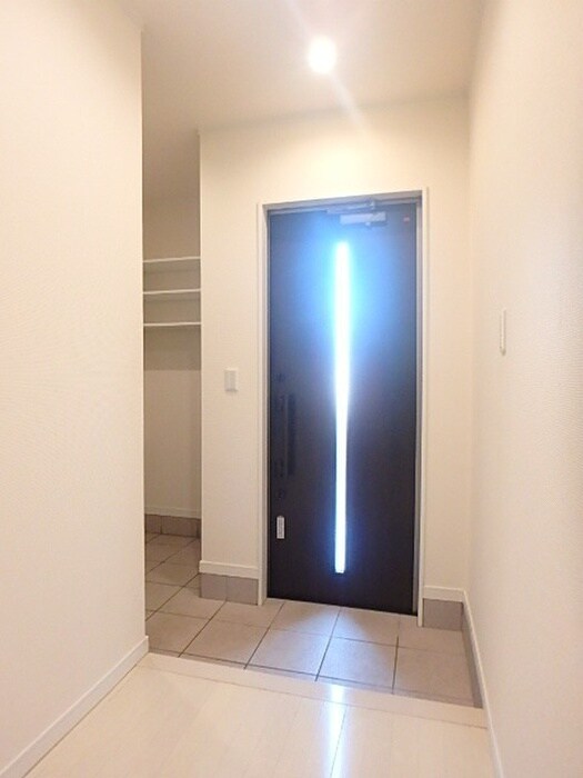 物件内観写真11　(玄関)