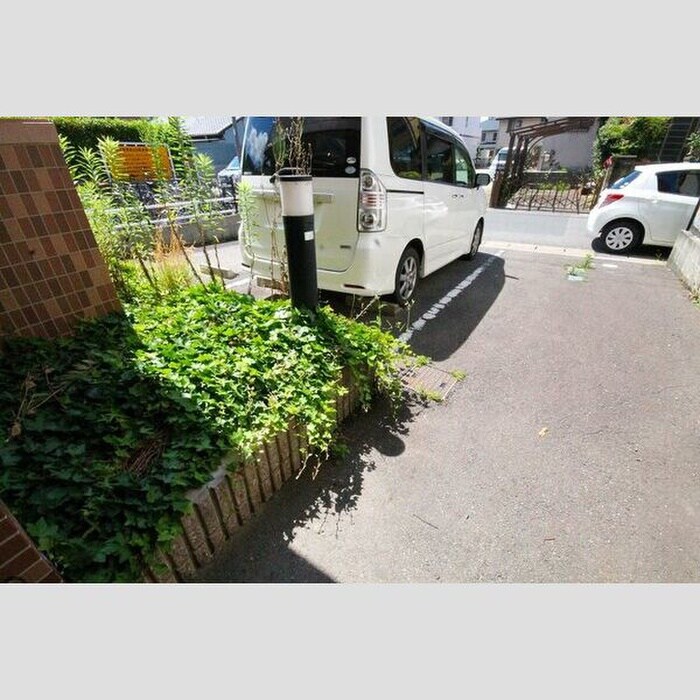 物件外観写真3　(駐車場)