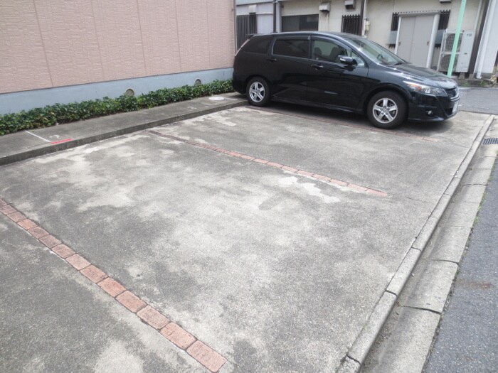 物件外観写真3　(駐車場)