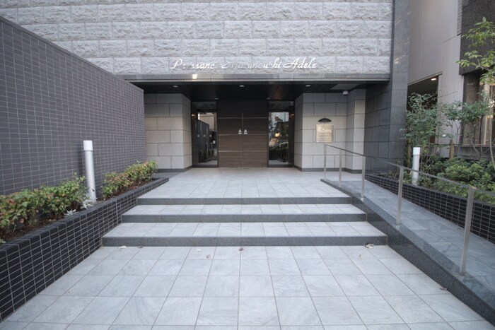 物件外観写真2　(エントランス部分)