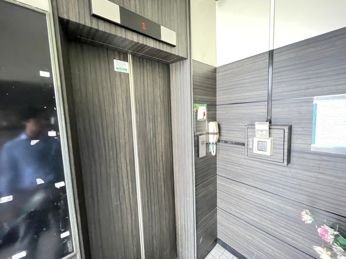 物件外観写真4　(エントランス部分)